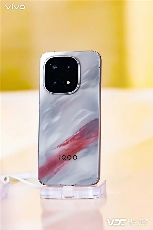 iqoo 15独家标配ar增透消反保护膜 产品经理：成本高 别撕掉它