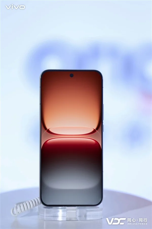 iqoo 15独家标配ar增透消反保护膜 产品经理：成本高 别撕掉它