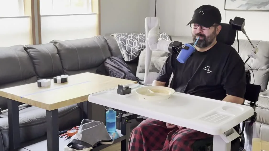 马斯克neuralink新突破：渐冻症患者用脑控机械臂完成日常任务