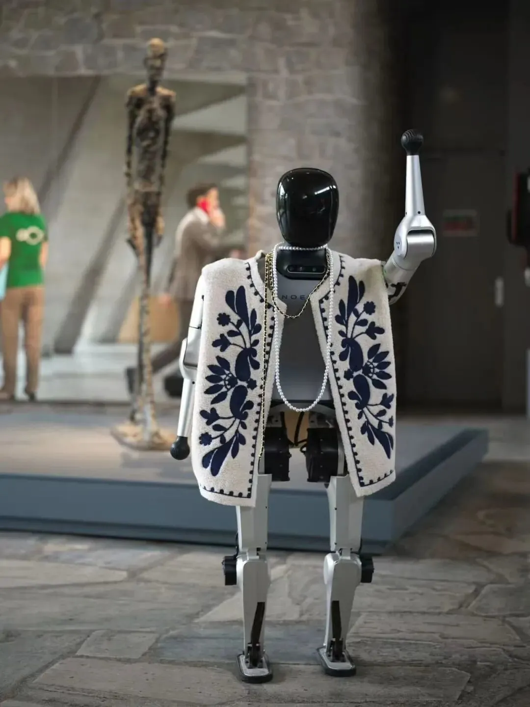 2025年10月8日，n2机器人在巴黎联合国教科文组织会场走秀