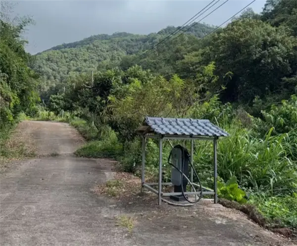 蔚来车主在山沟里安了一根充电桩 免费共享！网友：真新时代赛博土地庙